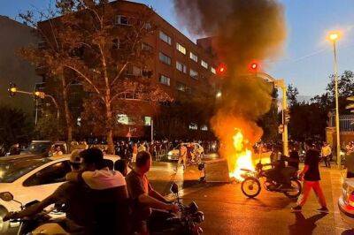 Амини Махсы - Боевики на мотоциклах убили девять человек во время протестов в Иране - unn.com.ua - Украина - Киев - Иран - Осло - Исфахан