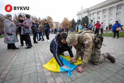 Місцеві досі святкують звільнення міста з-під окупації: репортаж #Букв з деокупованого Херсона - bykvu.com - Украина - Росія - місто Херсон