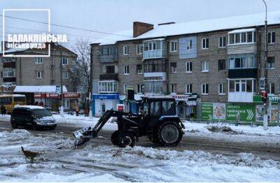 Снег на Харьковщине: в деоккупированном городе расчищают дороги (фото) - objectiv.tv - Харьковская обл. - Харьков - Балаклея