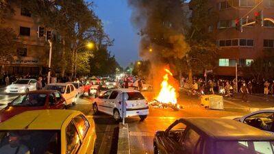 Али Хаменеи - Амини Махсы - В Иране протестующие подожгли дом-музей аятоллы Хомейни - svoboda.org - Иран - Тегеран