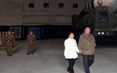 Кім Чен Ин - Кім Чен Ин вперше показав світові свою дочку під час ракетних випробувань - rbc.ua - КНДР - Україна - Reuters