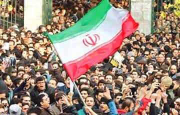 Амини Махсы - Протесты в Иране: появилось видео с горящим домом аятоллы Хомейни - charter97.org - Белоруссия - Иран - Тегеран - Reuters