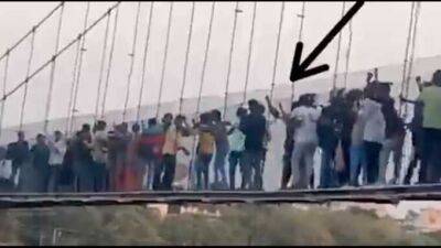 Нарендры Моди - В Индии уже более 140 погибших после обрушения популярного туристического моста - ukrpost.biz - Колумбия - Индия - Китай - п. Хубэй - Сеул