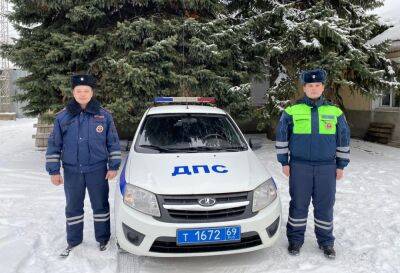 Автоинспекторы помогли вернуться домой потерявшемуся под Тверью ребенку - afanasy.biz - Россия - Тверь - район Калининский