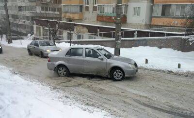 Непогода натворила беды: в Киеве из-за гололеда произошла масштабная авария с десятком машин - видео - ukrainianwall.com - Украина - Киев