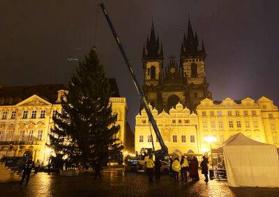 На Староместской площади Праги установили рождественскую ёлку - vinegret.cz - Чехия - Прага - Устецкий край
