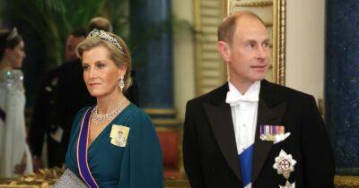 Елизавета II - принц Эдвард - король Карл III (Iii) - Софи Уэссекская появилась на государственном банкете в тиаре за миллион фунтов стерлингов - focus.ua - Украина - Лондон - Швеция - Юар