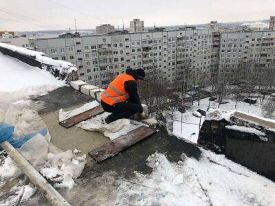 В Харькове строители восстанавливают заснеженные крыши после обстрелов (фото) - objectiv.tv - Харьков - район Немышлянский