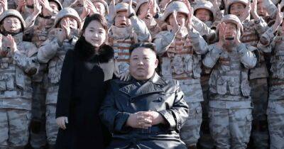 Ким Чен Ын - Хотят иметь самые мощные ядерные силы: Кым Чен Ын с дочерью осмотрел новые ракеты (фото) - focus.ua - США - Украина - КНДР - Англия