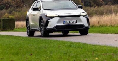 Новейший электромобиль Toyota провалил тесты на запас хода в реальных условиях (фото) - focus.ua - Украина