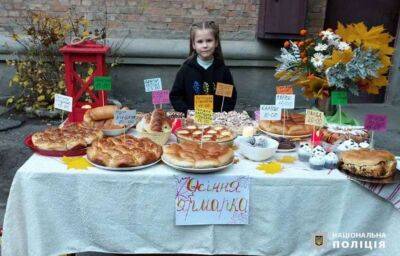 Дочка черкаського поліцейського зібрала кошти на випічці та передала їх ЗСУ (ФОТО) - lenta.ua - Украина - місто Черкаси