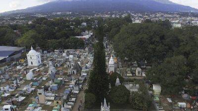 В Сальвадоре сносят надгробия бандитов - ru.euronews.com
