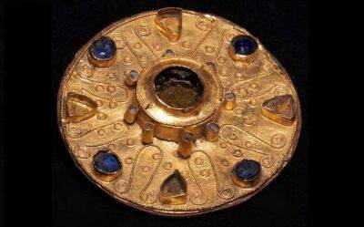 Археологи виявили у Швейцарії незвичайну золоту брошку 7 століття (Фото) - lenta.ua - Украина - Швейцарія