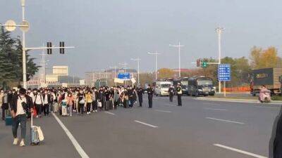 Китай: сотрудники завода Foxconn массово бежали из-за карантина - koronavirus.center - Китай - Чжэнчжоу