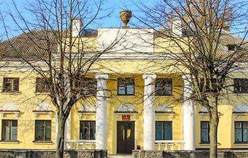 В Бресте за миллион долларов продают необычный дом с колоннами - charter97.org - Белоруссия - Слуцк - Брест