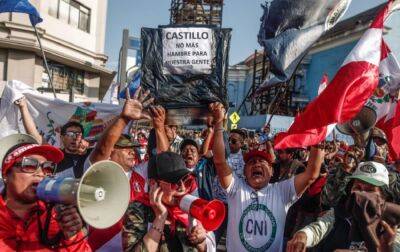 У Перу відбулися багатотисячні марші з вимогою відставки президента - rbc.ua - Україна - Перу - Reuters