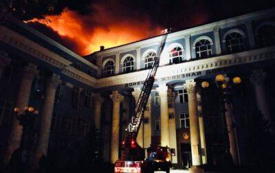 У центрі Донецька після вибухів спалахнула будівля "управління залізниці" (відео) - rbc.ua - Україна - місто Донецьк