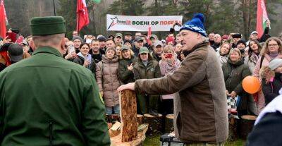 Александр Лукашенко - Президент дал мастер-класс по колке дров - belarus24.by - Белоруссия