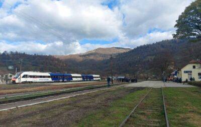 Відновленою залізницею в Карпатах до Румунії пройшов перший пасажирський поїзд - rbc.ua - Украина - Україна - Румунія
