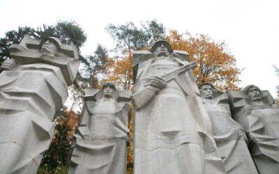 Ремигиюс Шимашюс - В Литве начали сносить советские скульптуры на кладбище - unn.com.ua - Украина - Киев - Польша - Литва - Вильнюс