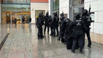 У Німеччині озброєний чоловік захопив заручників у торговому центрі - lenta.ua - Украина - Німеччина - Ізраїль