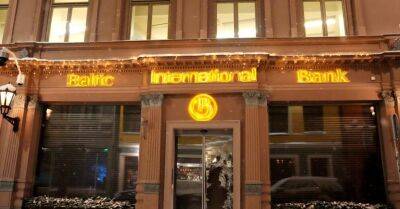 Спецназ полиции выломал дверь в здание Baltic International Bank - rus.delfi.lv - Латвия