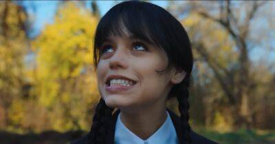 Тим Бертон - Дженна Ортега - Она умеет улыбаться! Netflix показал кадры с Уэнздей, которые не вошли в сериал - focus.ua - Украина