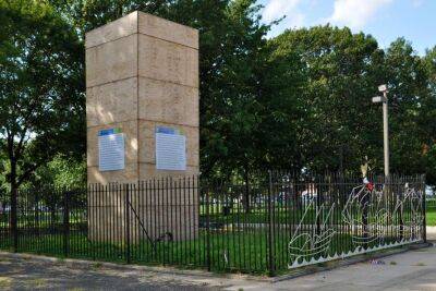 Мерію Філадельфії зобов'язали прибрати короб, що закриває статую Колумба - lenta.ua - Украина
