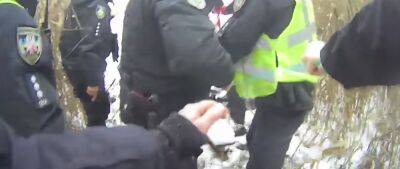 Женщина провалилась под лед вместе с собакой в Киеве, видео: на помощь бросилась полиция - politeka.net - Украина - Киев - район Дарницкий