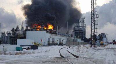 У росії нова масштабна пожежа: горів нафтозавод, є загиблі (Фото) - lenta.ua - Украина