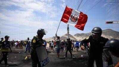 Педро Кастильо - Перу: Педро Кастильо останется под стражей, что вызвало новую волну протестов - ru.euronews.com - Мексика