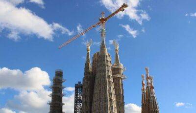 У Барселоні через 140 років добудовано дві башти Саграда-Фамілія (фото) - lenta.ua - Украина - Барселона