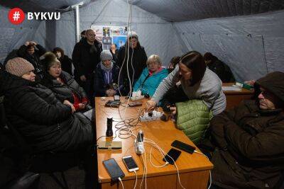 «Пункти незламності» в центрі Києва переповнені: люди займають черги, аби зарядити гаджети - bykvu.com - Украина - Twitter