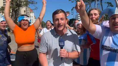 Аргентинцы празднуют победу своей сборной на ЧМ в Катаре - ru.euronews.com - Аргентина - Буэнос-Айрес - Катар