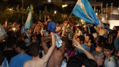 Лео Месси - Израильтяне прыгнули в фонтан на Дизенгоф в честь победы Аргентины - vesty.co.il - Израиль - Франция - Тель-Авив - Аргентина - Буэнос-Айрес