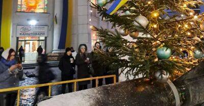 В Хмельницком установили елку на обломке вражеской ракеты, кадры: "Символ нашей силы" - politeka.net - Украина - Киев