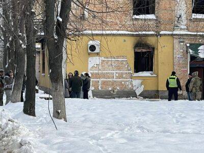Восемь вандалов, которые срезали со стены дома в Гостомеле женщину в противогазе авторства Бэнкси, дали показания полиции - gordonua.com - Россия - Украина - Киев