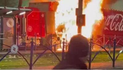 Праздник отменяется: в Румынии сгорел новогодний грузовик Coca-Cola - obzor.lt - США - Румыния - г. Бухарест