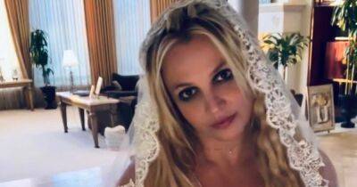 Бритни Спирс - Сэм Асгари - Бритни Спирс в ночной сорочке и фате заявила, что вышла замуж сама за себя - focus.ua - Украина