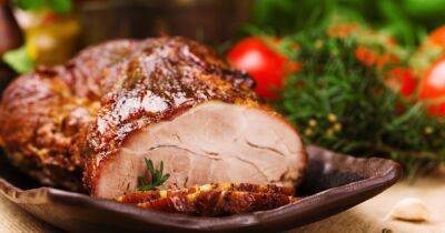 Как запечь мясо на Рождество: свинина с луком и грибами - focus.ua - Украина