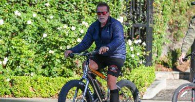 Арнольд Шварценеггер - С седой бородой и в гольфах: Арнольд Шварценеггер прокатился на велосипеде - focus.ua - Украина - Лос-Анджелес - шт. Калифорния