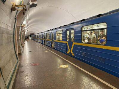 В Киеве пассажир попал под поезд метро, движение по красной линии ограничено - gordonua.com - Украина - Киев