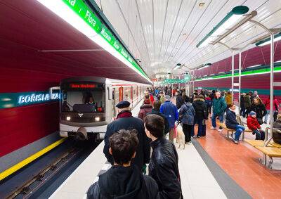 Человек упал под поезд на зеленой ветке пражского метро - vinegret.cz - Чехия - Прага