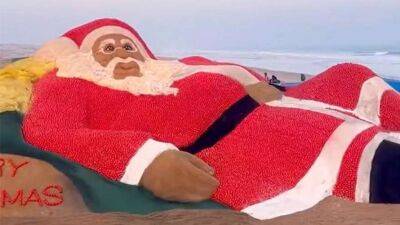 На пляжі в Індії створили гігантського Санта-Клауса з помідорів та піску (відео) - lenta.ua - Украина - Індія