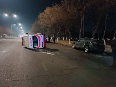 В Ташкенте в результате ДТП перевернулась машина скорой помощи. Видео - podrobno.uz - Украина - Узбекистан - Ташкент - район Шайхантахурский