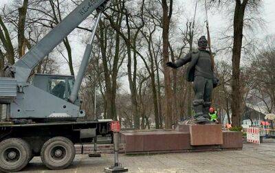 Дерусифікація за планом. В Дніпрі знесли ще два радянських пам'ятники - rbc.ua - Україна