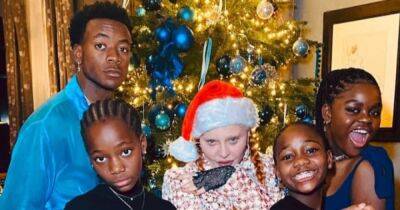 Гай Ричи - Мадонна поделилась редкими фотографиями с приемными детьми у новогодней елки - focus.ua - США - Украина - Лондон - Малави