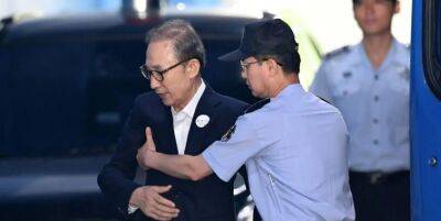 Мун Чжэин - Юн Сок Йоль - Президент Южной Кореи помиловал своего предшественника, осужденного за коррупцию на 17 лет - obzor.lt - Южная Корея - Сеул