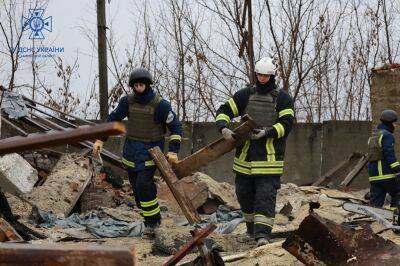 В Балаклее бойцы ГСЧС разбирают завалы уничтоженных россиянами зданий (фото) - objectiv.tv - Украина - Харьковская обл. - Балаклея - Гсчс