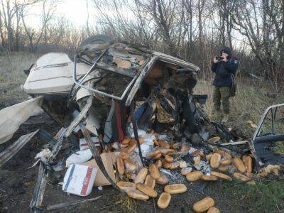 Везли хлеб: двое мужчин на автомобиле подорвались в поле на Харьковщине (фото) - objectiv.tv - Харьковская обл. - район Изюмский